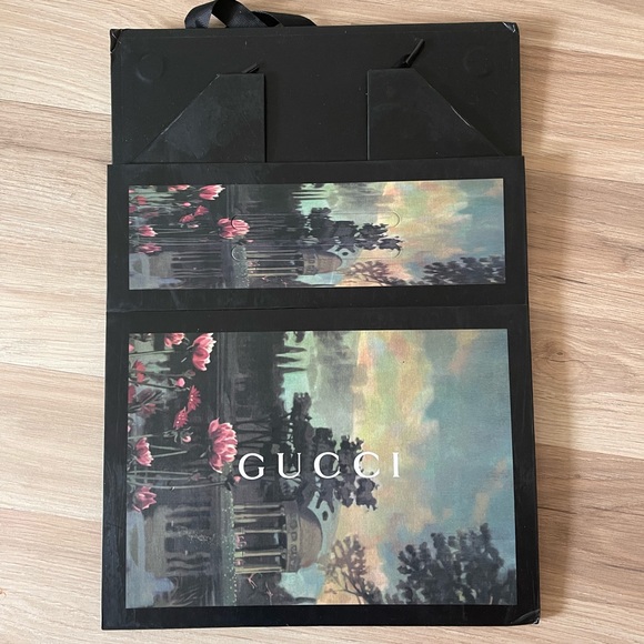 New Gucci flower Gift Box 30cm x 22cm x 10.5cm - Picture 7 of 7